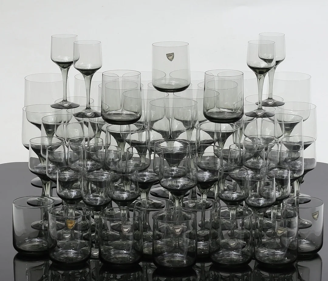 SVEN PALMQVIST. Glasservis, 58 delar, "Grå Rhapsody", Orrefors. — Tableware — Auktionshuset Thelin & Johansson