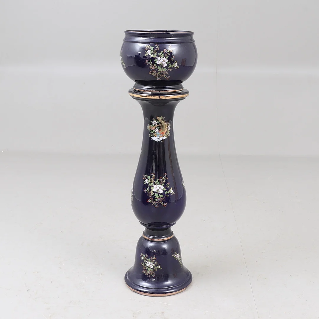 PIEDESTAL MED YTTERFODER, porslin, 1900-talets senare del. — European — RA Auktionsverket Norrköping