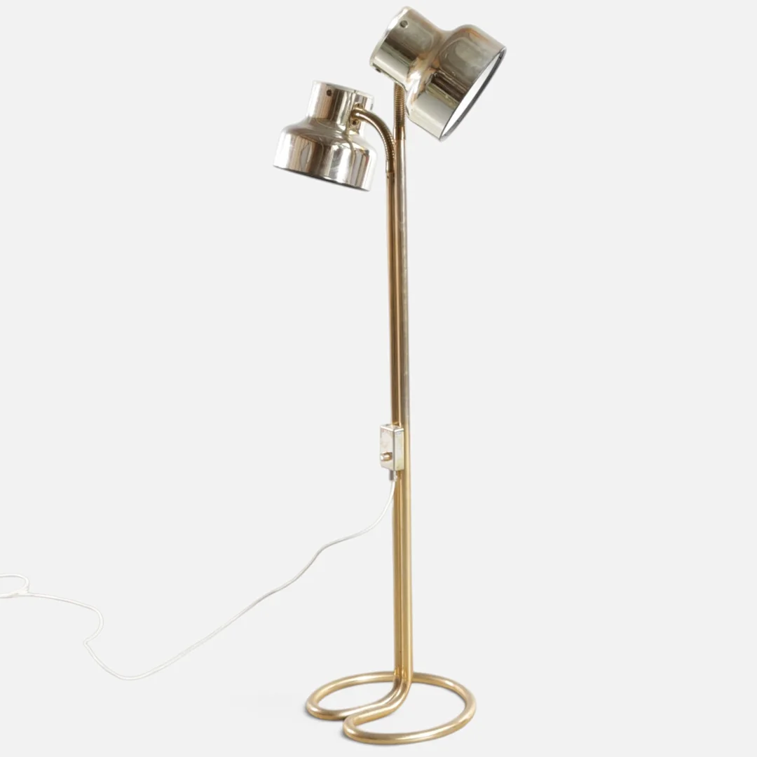 ANDERS PEHRSON. “Bumling”, standerlampe af messing med to skærme. Udført hos Ateljé Lyktan, Åhus. Sverige, 1970'erne. — Floor lights — Woxholt Auktionshus