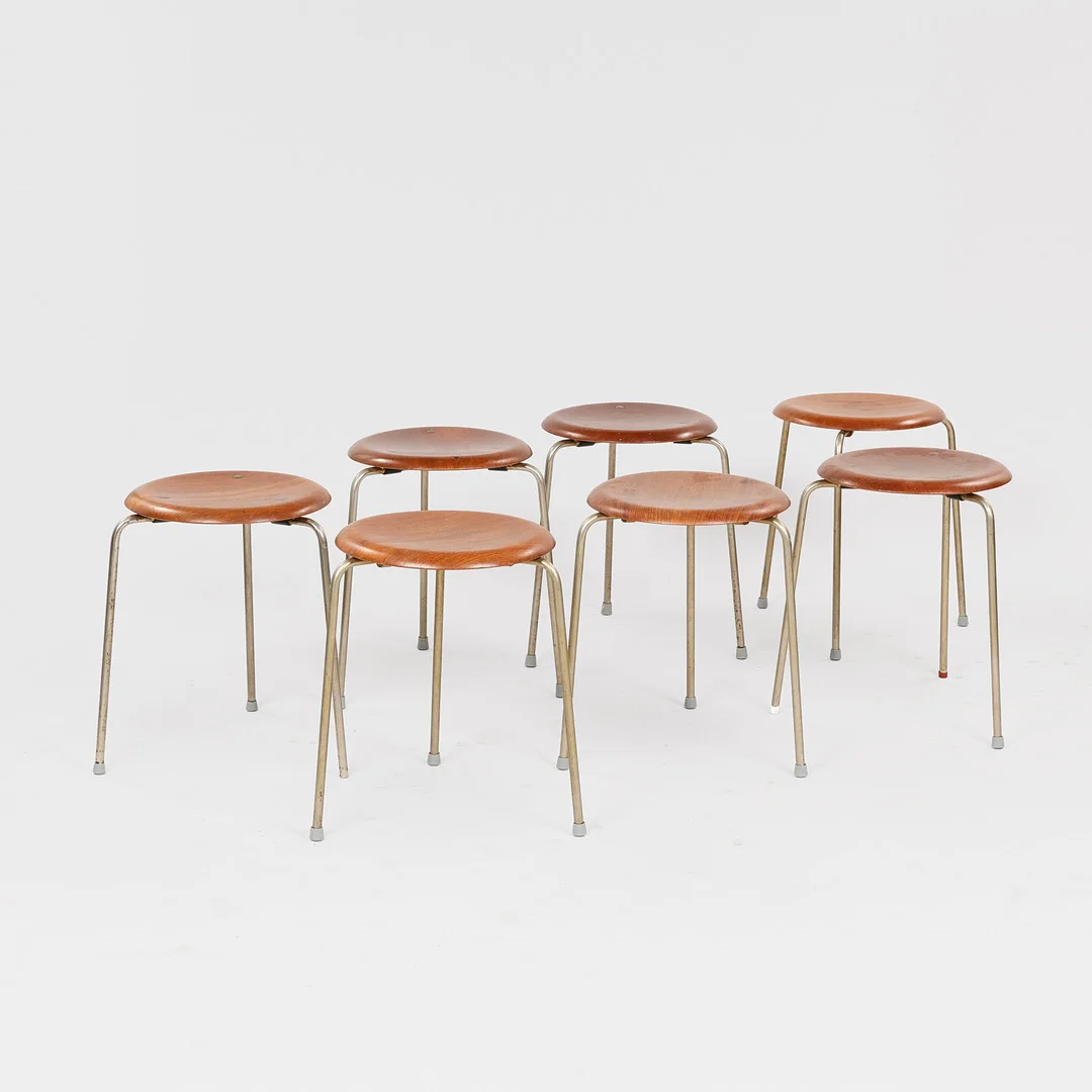 ARNE JACOBSEN. Et sæt på 7 "Dot" skamler med sæder af teak og stel af formkromet stålrør, Fritz Hansen, model nr. 3150, Danmark, formgivet 1954 (7). — Armchairs & Chairs — Palsgaard Kunstauktioner