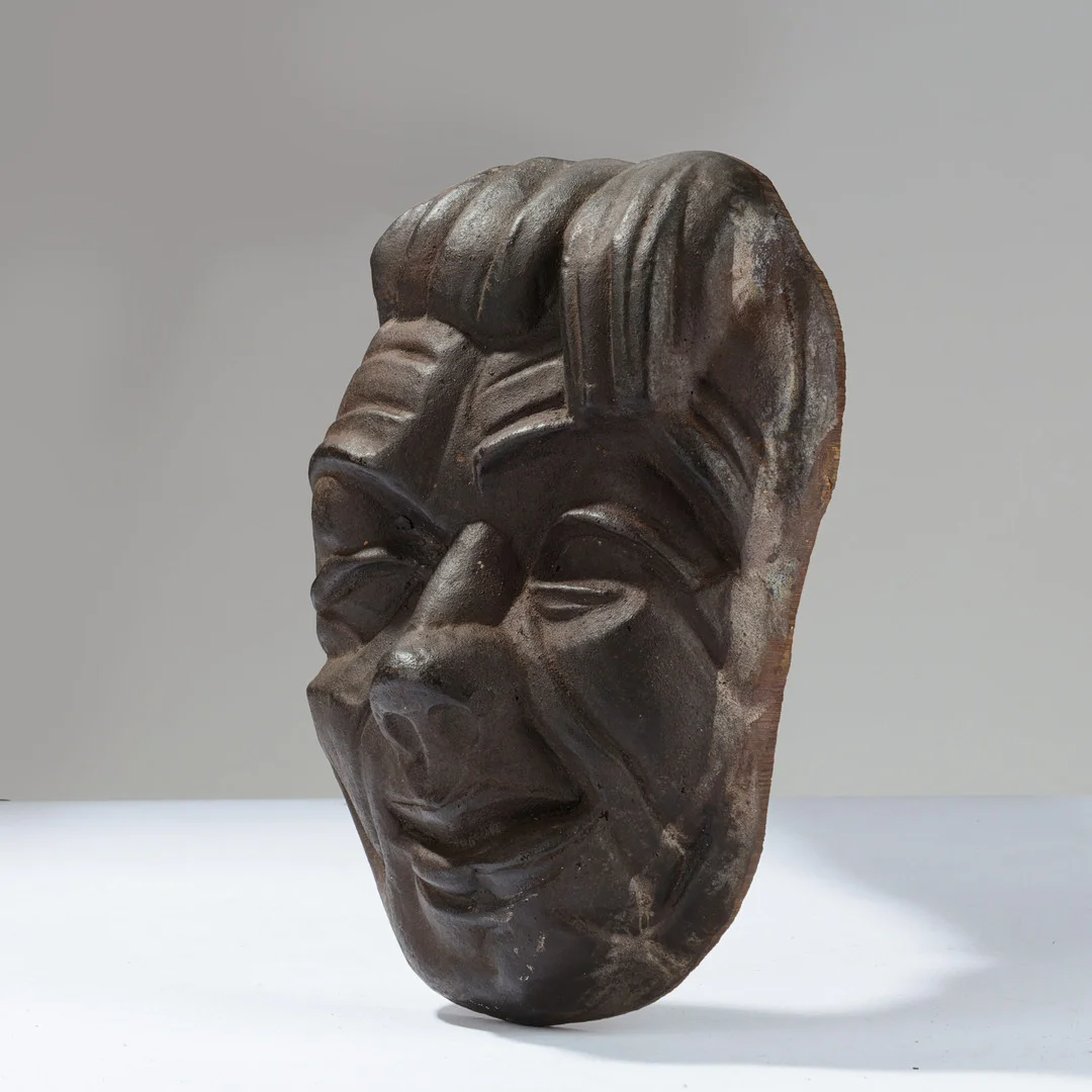 ALLAN SVANTE EBELING (1897-1975). Vægrelief af støbejern forestillende grotesk ansigt (maske), Torshälla, Sverige, 1900-tallets anden halvdel. — Sculptures & Bronzes — Palsgaard Kunstauktioner