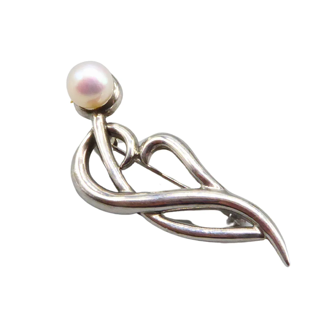 BROSCHE AUS 925ER SILBER PUNZIERT, BESETZT MIT EINER PERLE. — Brooches & Pendants — Auktionshaus Stuber's Hammerschlag