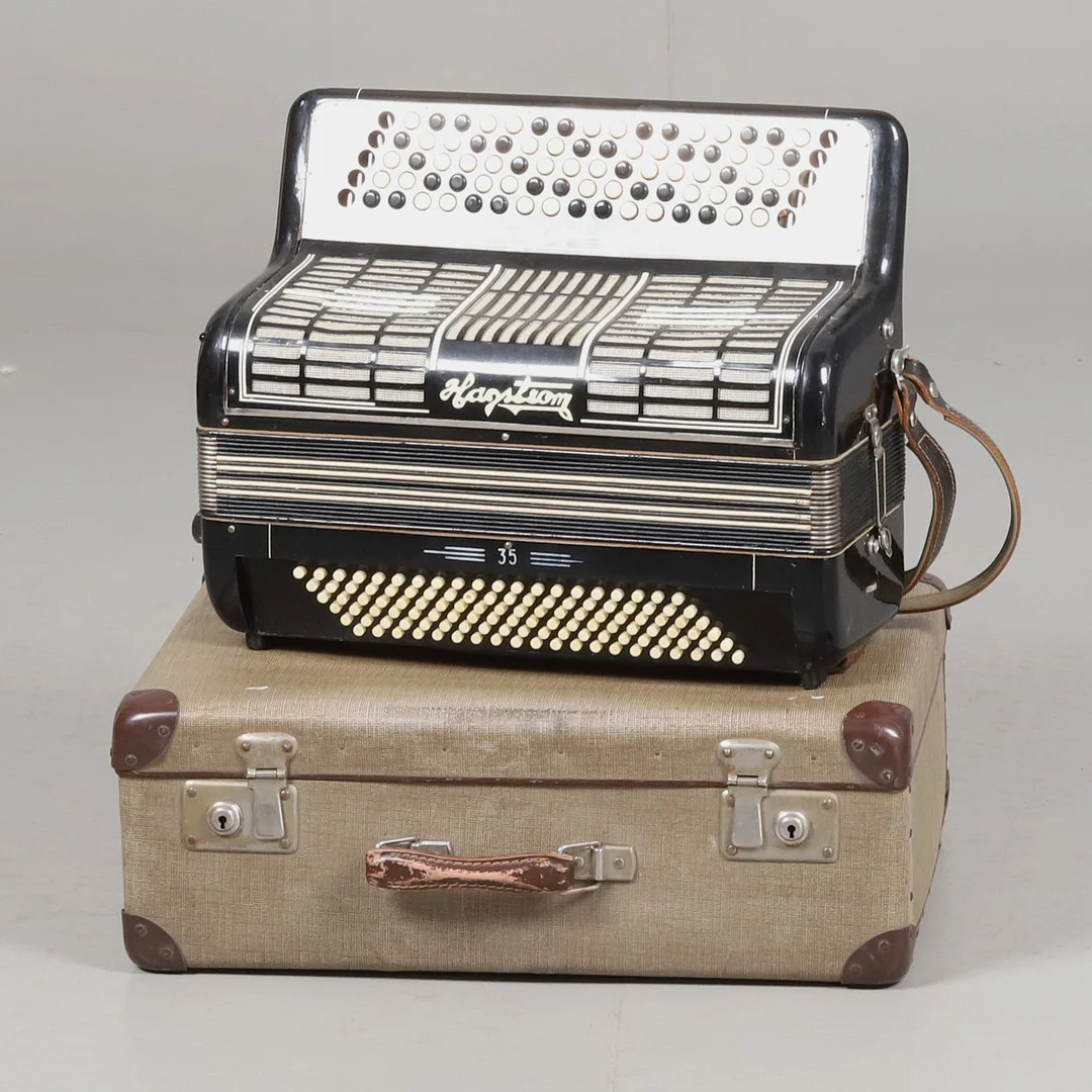 DRAGSPEL med fodral. Hagström 35, 1940/50-tal. — Musical instruments — Örebro Stadsauktioner