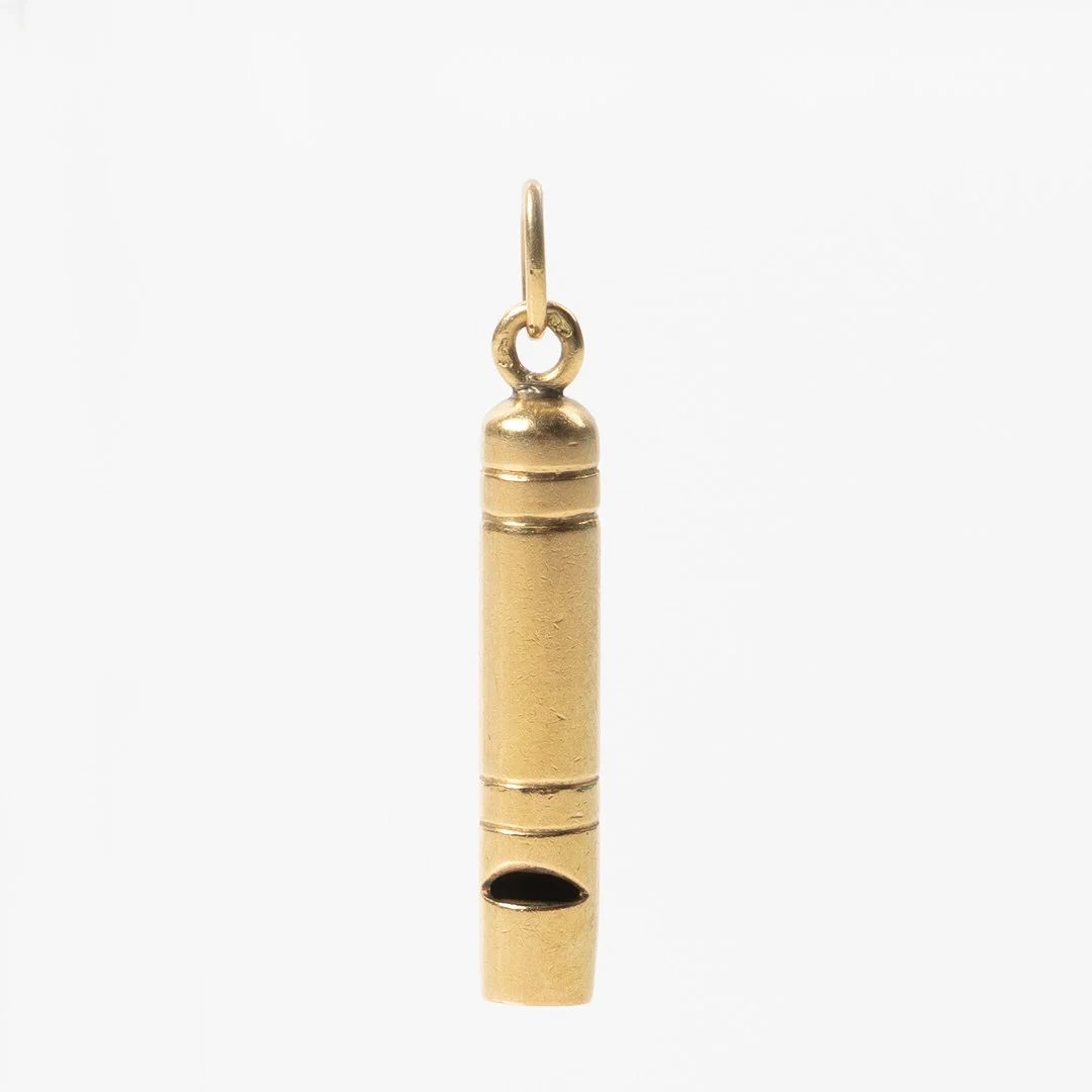 CARTIER (tillskriven) berlock/hänge, visselpipa, 18K guld. — Brooches & Pendants — Stockholms Auktionsverk Helsingborg
