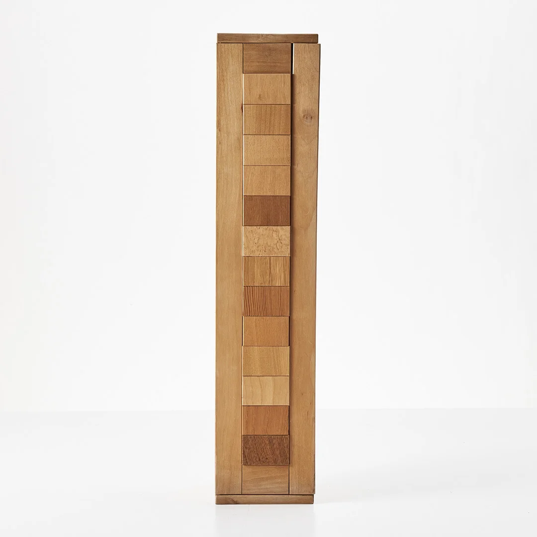 NYCKELSKÅP, med träprov, "Ytan", elevarbete på Carl Malmstens Verkstadsskola, invändigt brännmärkt. — Cupboards, Cabinets & Shelves — Stockholms Auktionsverk Magasin 5