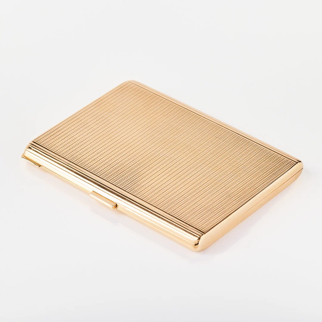 BERNHARD HERTZ. Cigarettetui, 18K guld, rektangulär form med engine-turning dekor, Stockholm 1947. — Objet de vertu & Miscellaneous — Stockholms Auktionsverk Magasin 5