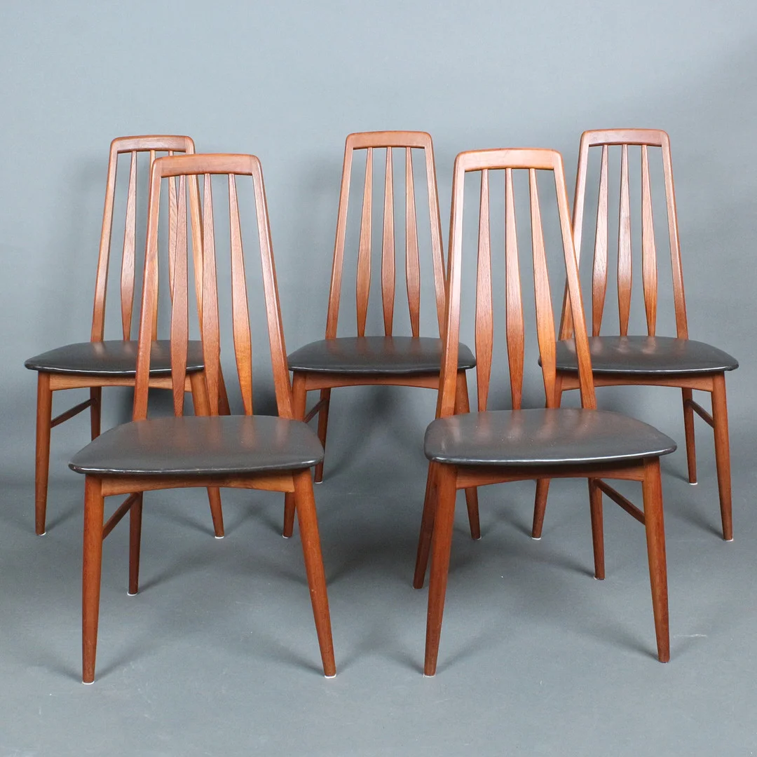 NIELS KOEFOED. Koefoeds Hornslet, fünf Stühle / Esszimmerstühle, Modell 'Eva', Teak, Leder ,1960er Jahre, Dänemark (5). — Armchairs & Chairs — Stockholms Auktionsverk Düsseldorf/Neuss
