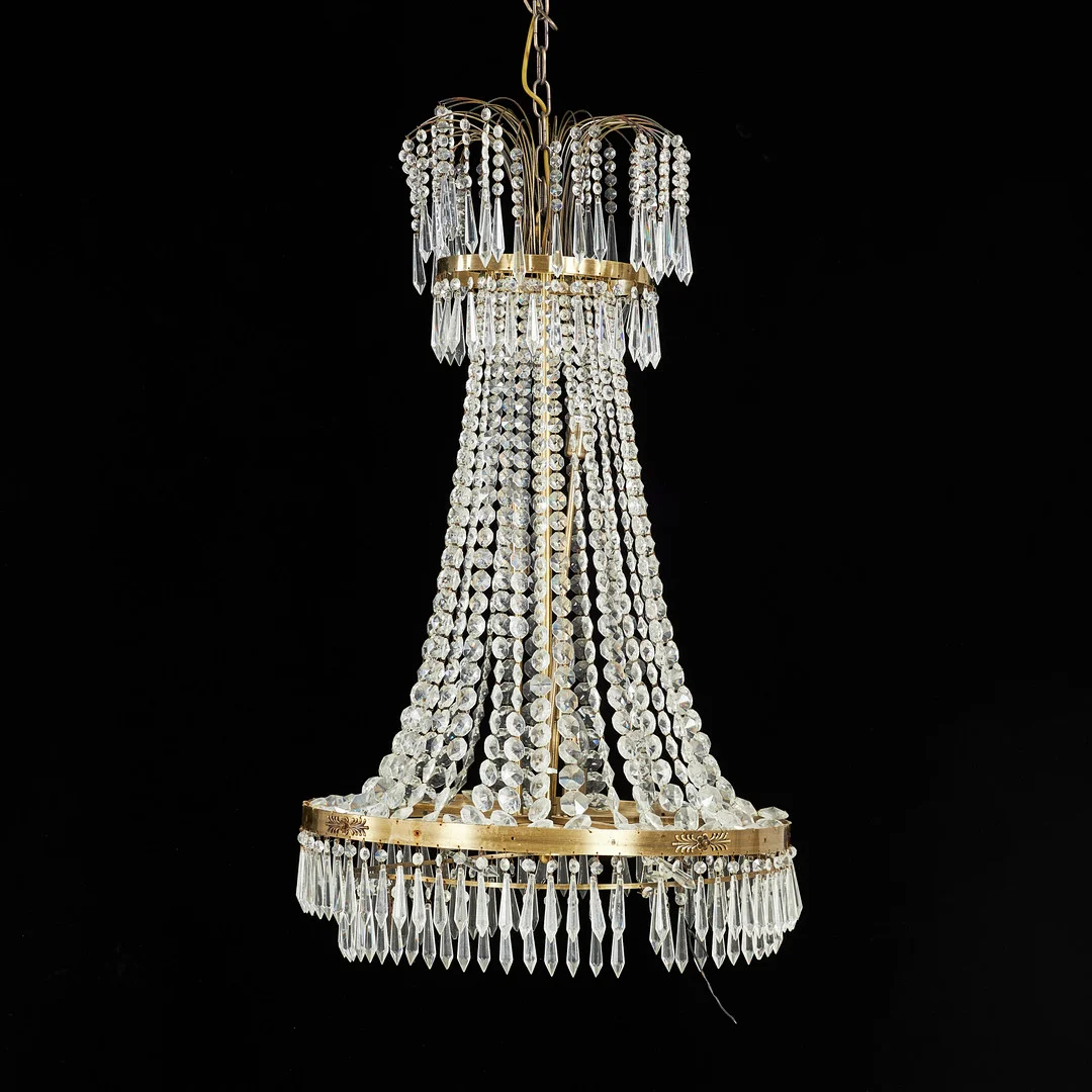 LJUSKRONA, empirestil, olikslipade prismor, elektrifierad, 6 ljuskällor, 1900/2000-tal. — Chandeliers — Stockholms Auktionsverk Sickla