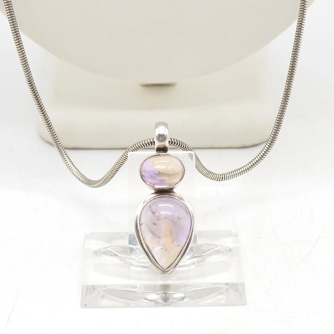 DESIGNER COLLIER MIT GROSSEN AMETHYSTEN, FASSUNG UND KETTE AUS STERLINGSILBER, "ALF" GEPUNZT, RUND UND TROPFENFORM, UM 1970ER JAHRE. — Necklace — Kunst- und Auktionshaus Kleinhenz