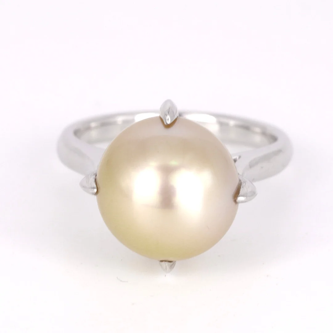 LARGE CREAM PEARL RING. — Rings — Chalkwell Auctions