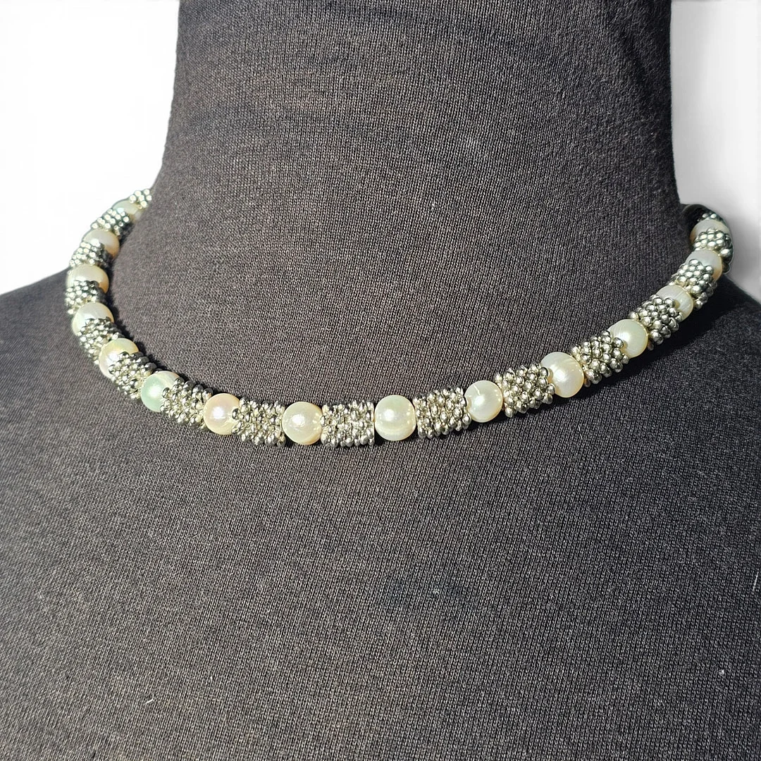 Collar de perlas y metal plateado. — Necklace — Arce Auctions