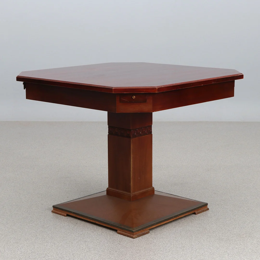 SPELBORD. Mahogny med utdragbara glas-/ljusställ. 1900-talets första hälft. — Tables — Skånes Auktionsverk