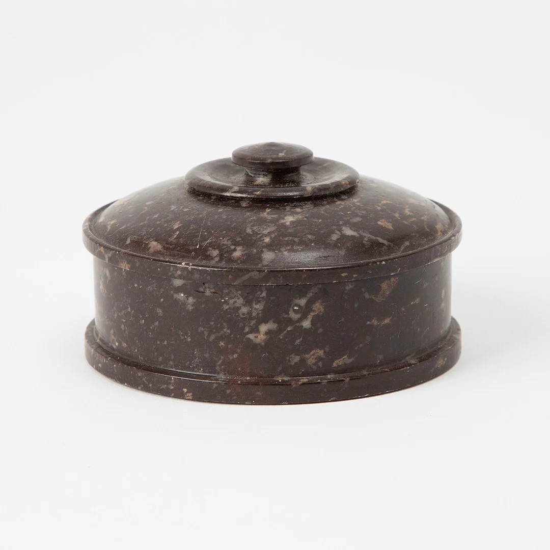 SMÖRASK, 1800-tal, svarvad marmor. — Miscellaneous — Stockholms Auktionsverk Göteborg