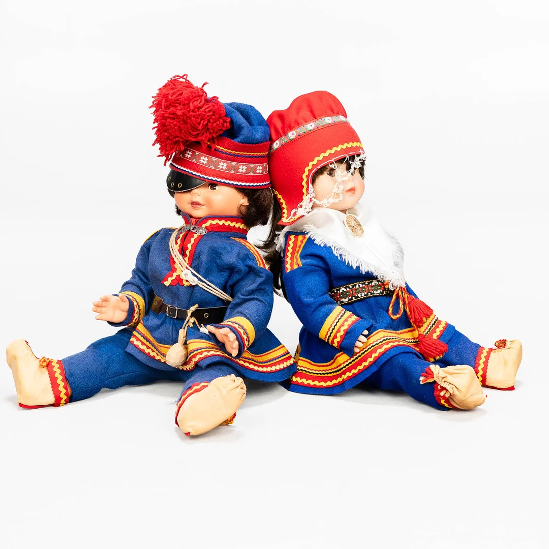 SAMISKA DOCKOR, 2 st, 1900-tal. — Sami Arts & Crafts — Norrlands Auktionsverk
