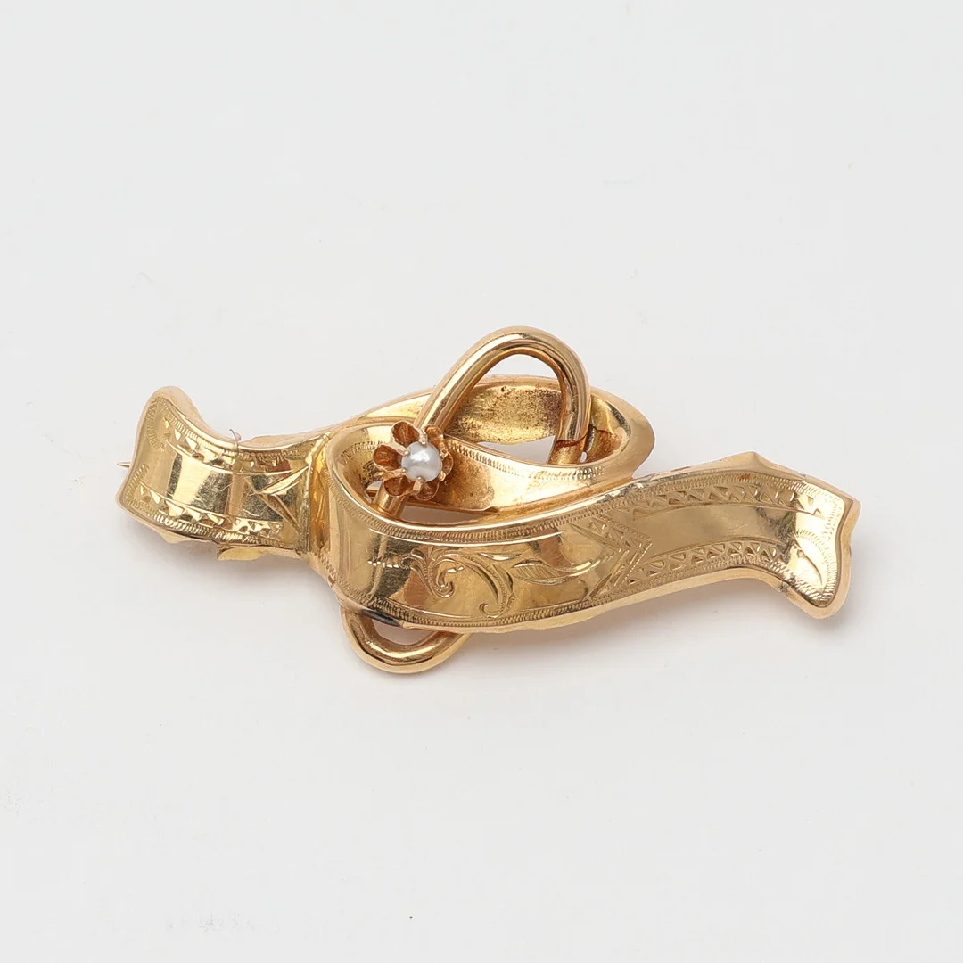 BROSCH, guld 18K med en orientalisk pärla. — Brooches & Pendants — Uppsala Auktionskammare
