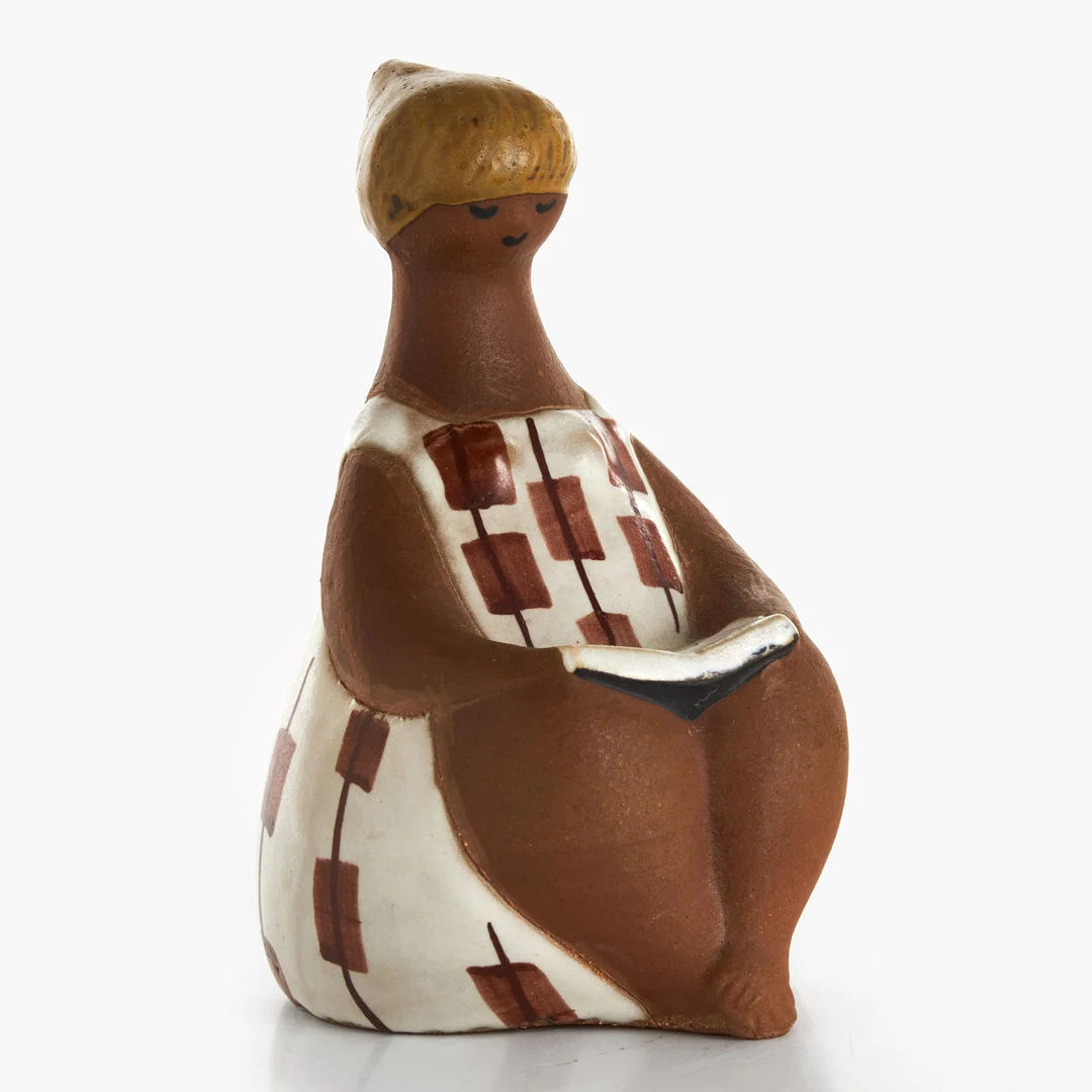 LISA LARSON. Figurin, "Charlotta" ur "ABC-flickorna", Gustavsberg, delvis glaserat stengods. — European — Crafoord Auktioner Stockholm