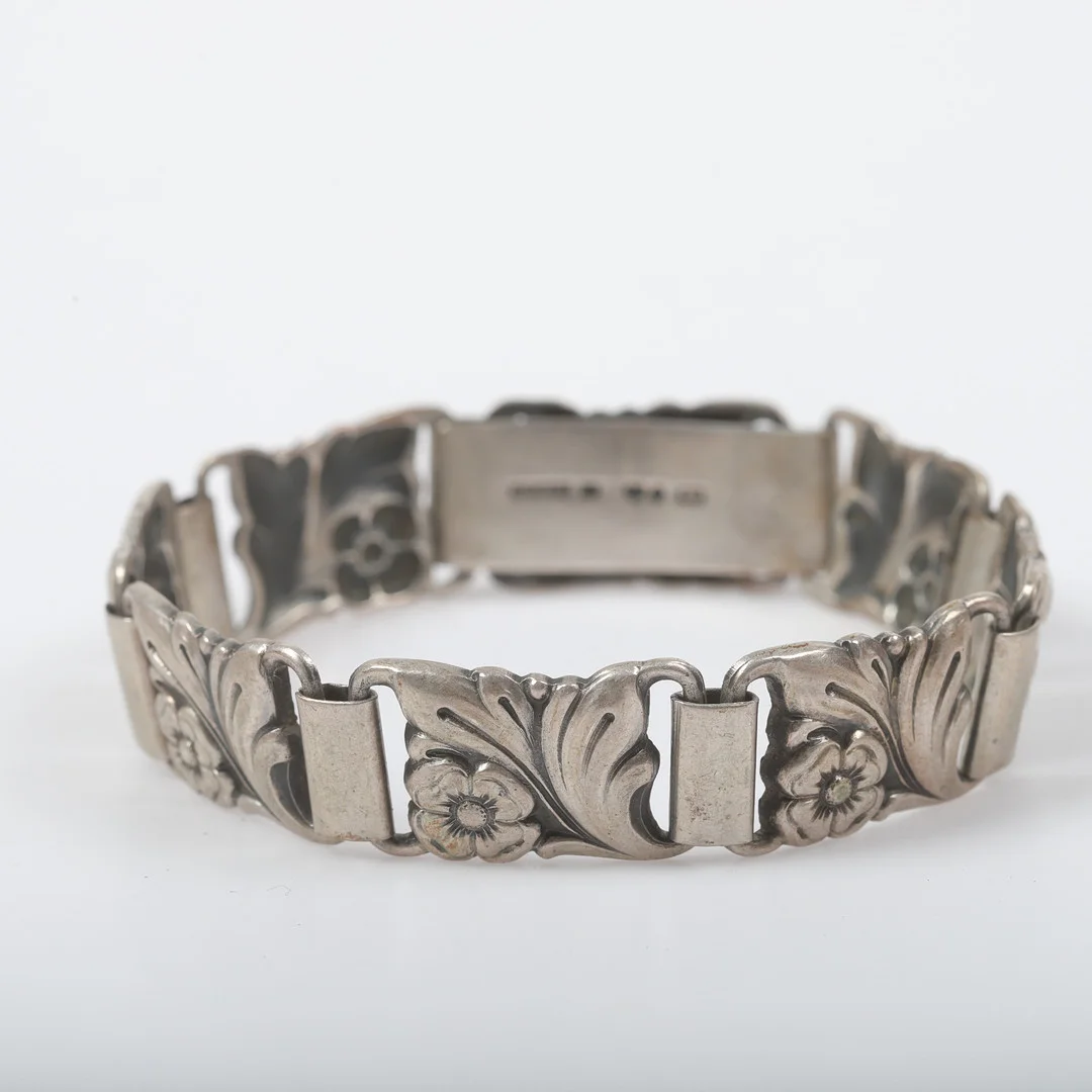 ARMBAND, silver med genombruten blomsterdekor, Gustav Dahlgren & Co, Malmö. — Bracelets — Helsingborgs Auktionskammare