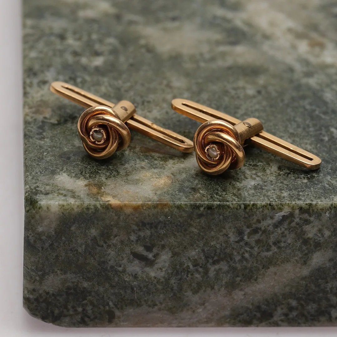 MANSCHETTKNAPPAR, 18k guld, med pärla, totalvikt ca 2,14g. — Cufflinks & Tie Pins — Gomér & Andersson Norrköping