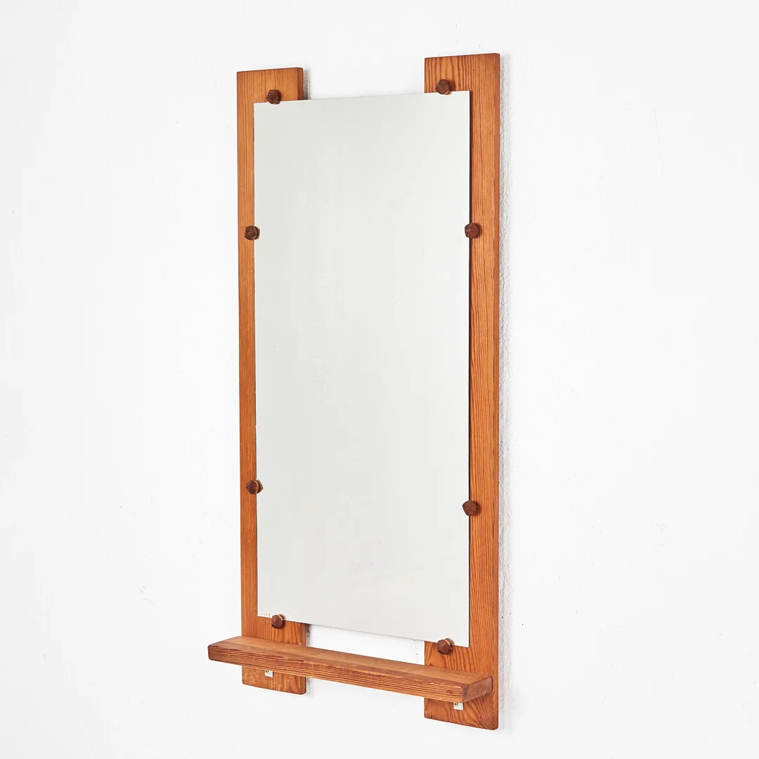 GUNNAR KANEVAD. Spegel med hylla, Gamla Linköping, daterad 7/6 1973, furu. — Mirrors — Stockholms Auktionsverk Magasin 5