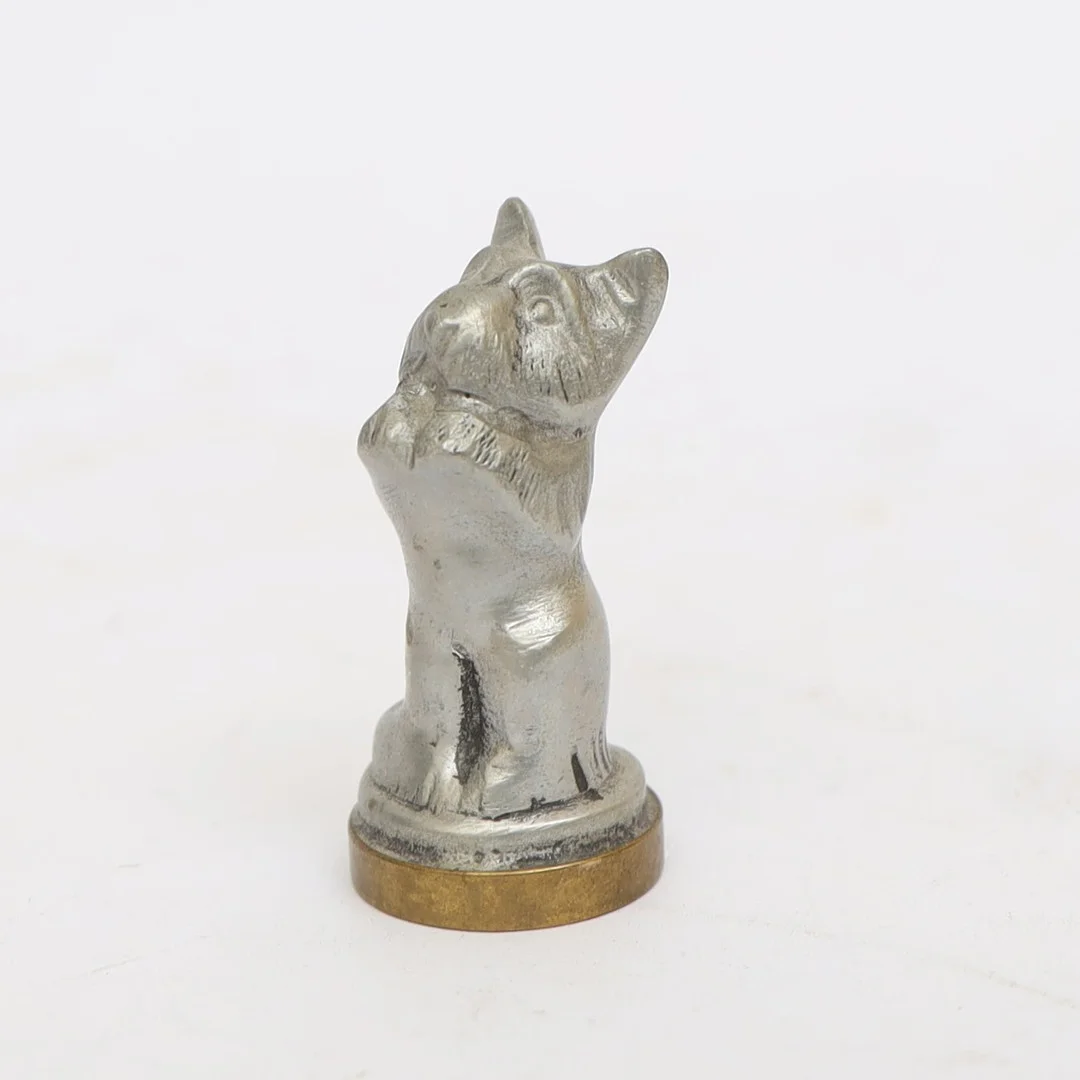 SIGILL, 1900-talets första hälft, föreställande hund, tenn och mässing. — Other metals — Falun Auktionsbyrå