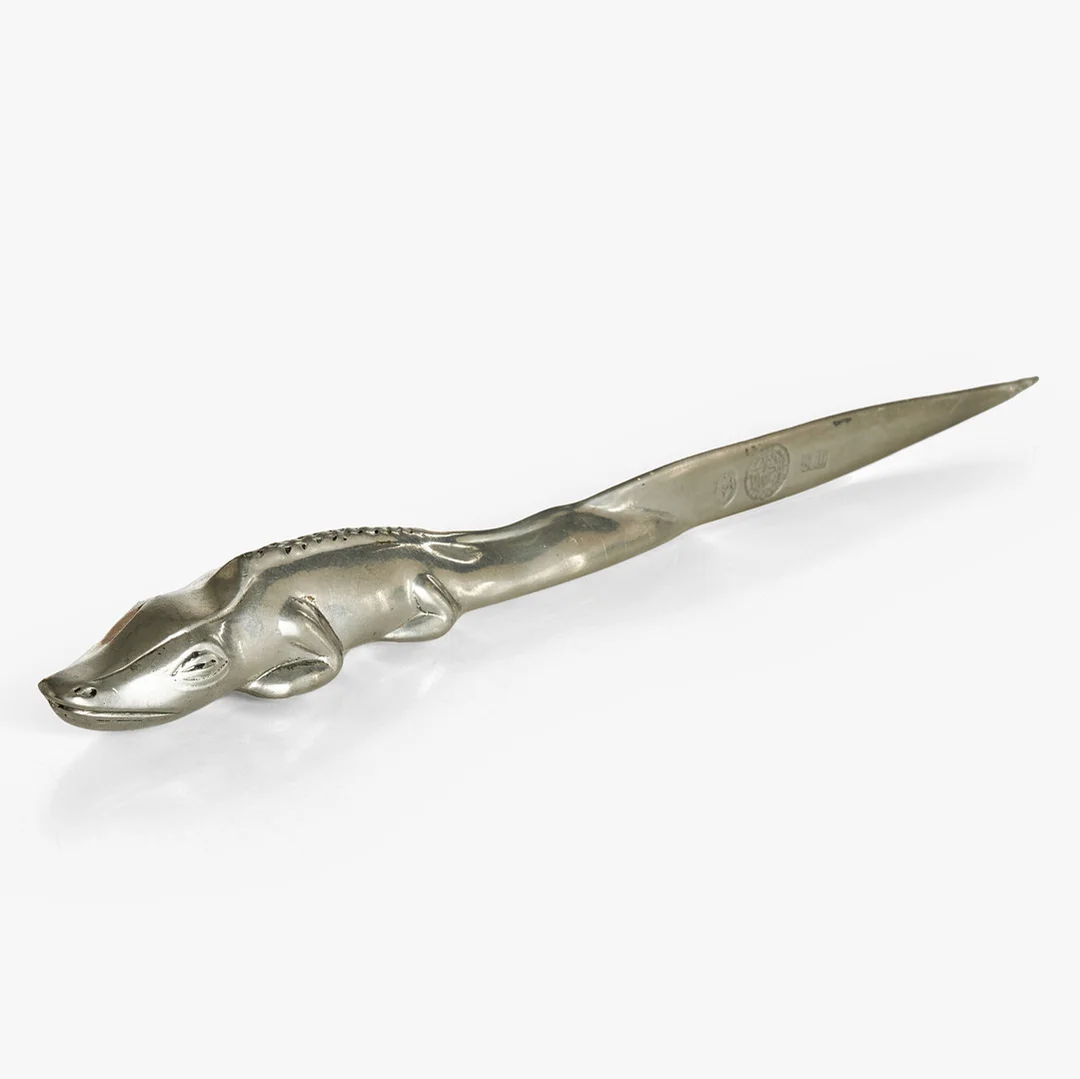 BJÖRN TRÄGÅRDH (1908–1998). Brevkniv, i form av krokodil, tenn, Firma Svenskt Tenn, Stockholm. — Pewter, Brass & Copper — Crafoord Auktioner Stockholm