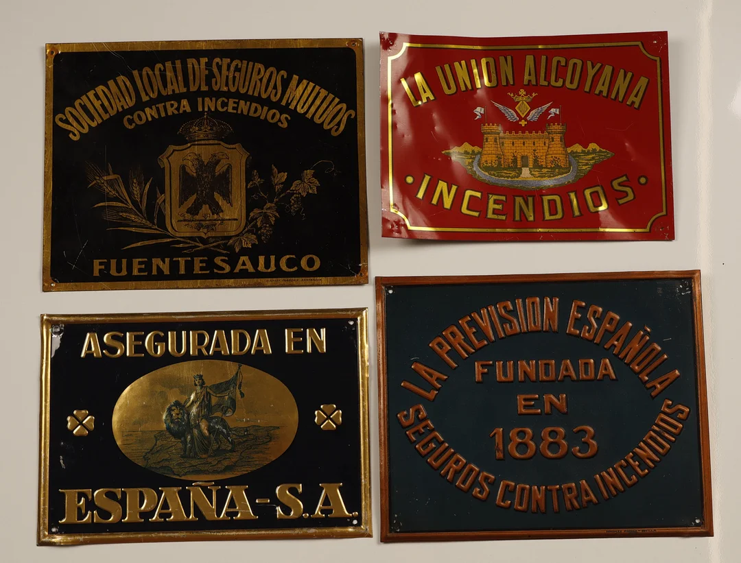 La Unión Alcoyana y otros, 4 placas publicitarias en hojalata estampada y pintada. — Other collectables — Barcelona Auctions
