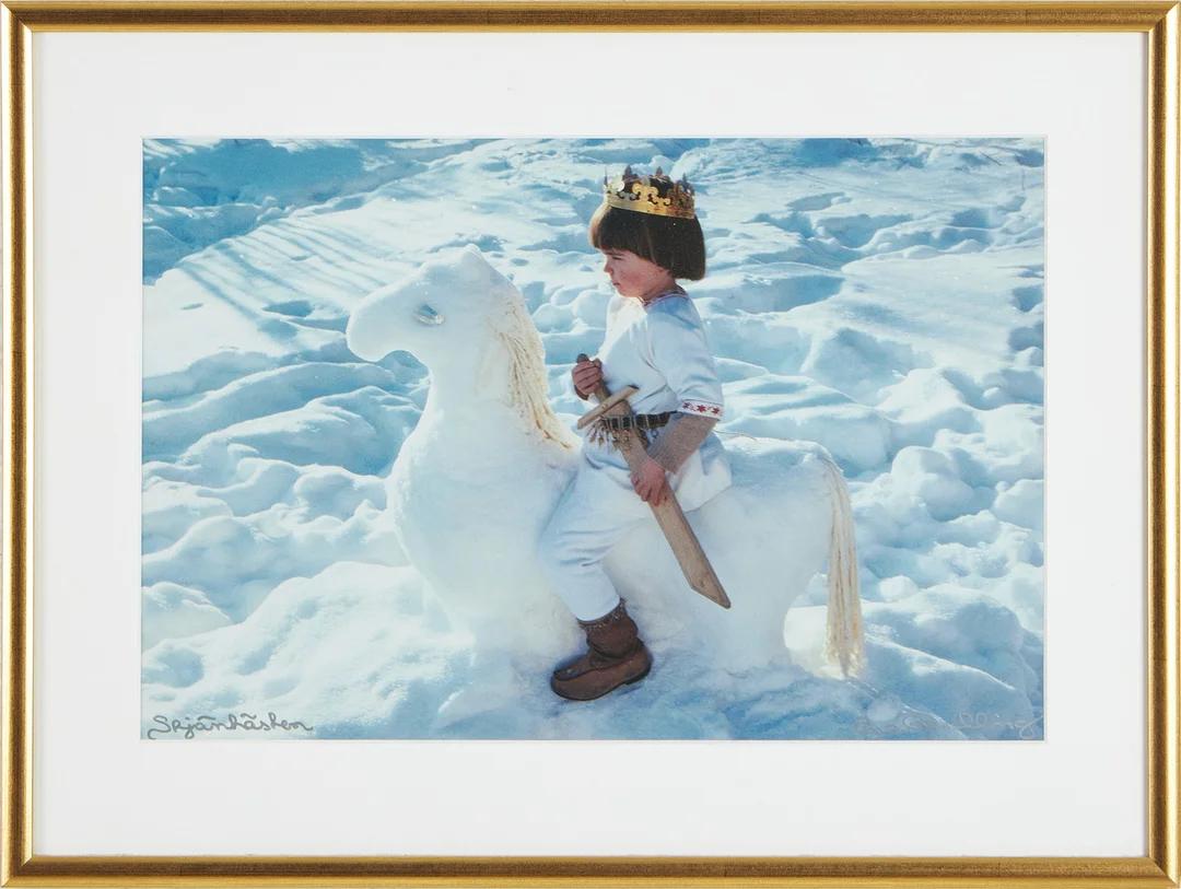 EWA RUDLING. "Stjärnhästen", c-print, signerad Ewa Rudling, orginalet taget 1975, föreställande sonen Archibald i Hälsingland. — Photography — Stockholms Auktionsverk Magasin 5