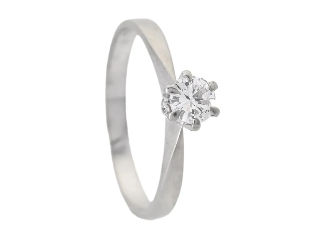 ENSTENSRING, 18K vitguld, briljantslipad diamant ca 0,28 ct, ca W/SI enligt gravyr, stl 18,25 mm, sliten fattning, vikt ca 2,5 g. — Smycken/Enstensring — Kaplans
