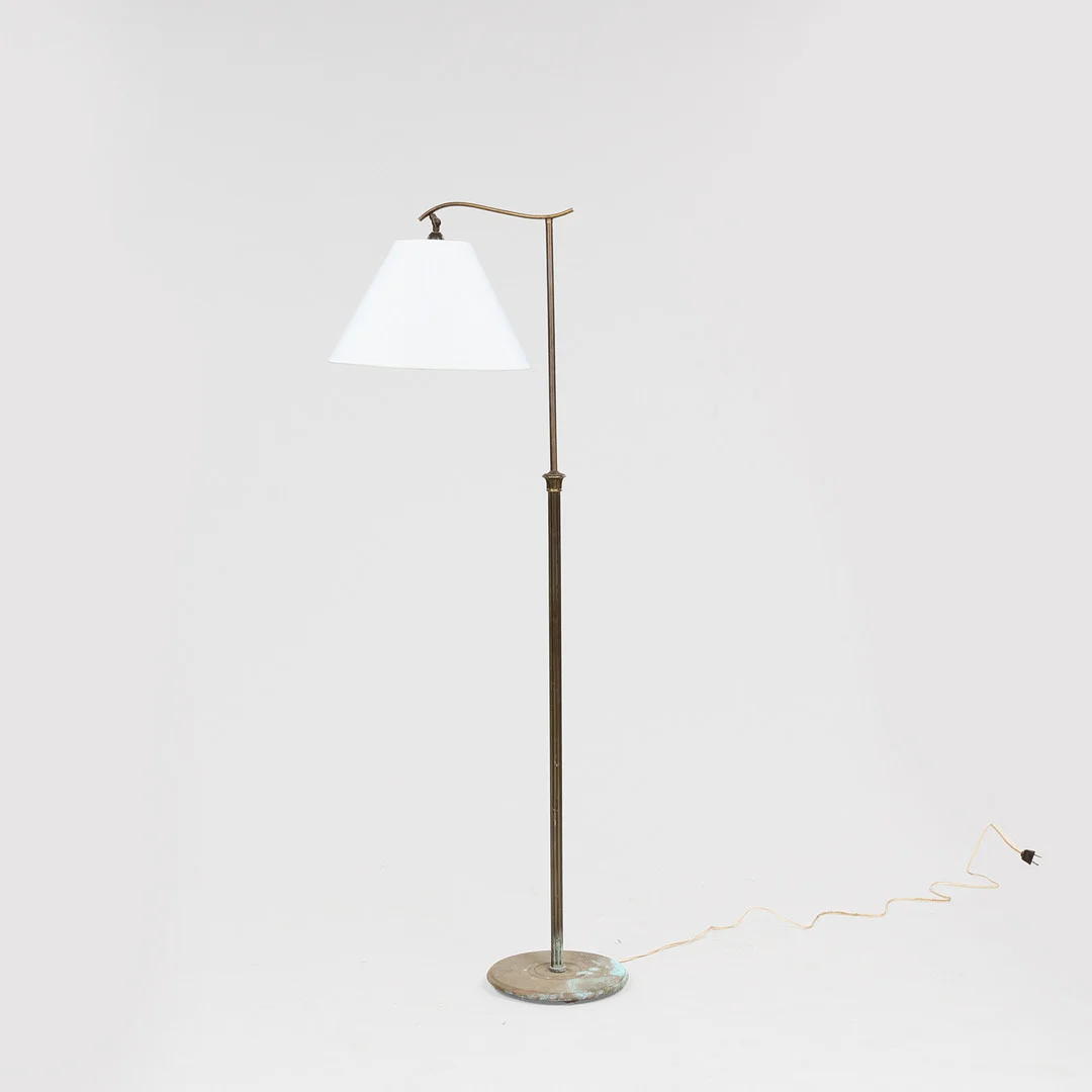 Standerlampe af messing med kanelleret stamme, 1900-tallets første halvdel. — Floor lights — Palsgaard Kunstauktioner