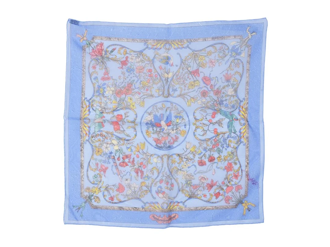 HERMÈS, SCARF, 100% siden, chiffong, 43x42 cm, blå, grön, gul, röd, originalask. Very Good Condition. — Accessoarer/Scarves — Kaplans