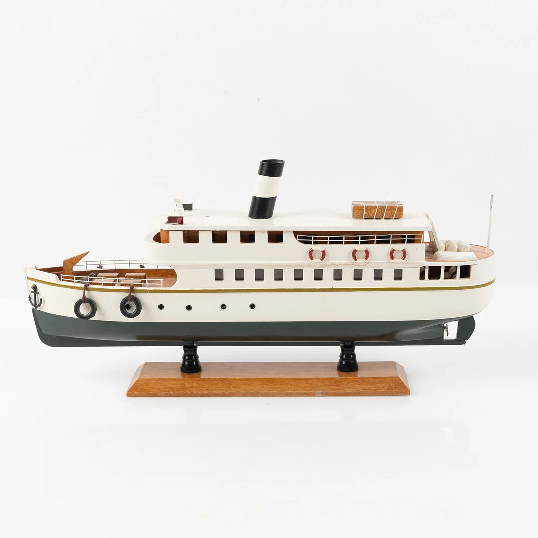 POND YACHT, ångfartyg, bemålat köl, 1900-talets andra hälft. — Technica & Nautica — Stockholms Auktionsverk Helsingborg