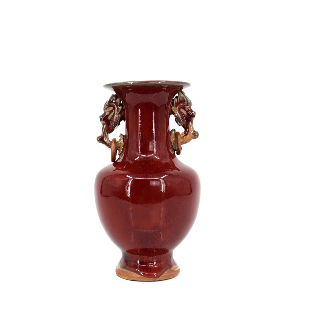 HÄNKELVAS, oxblodsglasyr, porslin, drakformade hänklar, Jingdezhen, 1900-talets andra hälft, Kina. — Oriental — Höganäs Auktionsverk