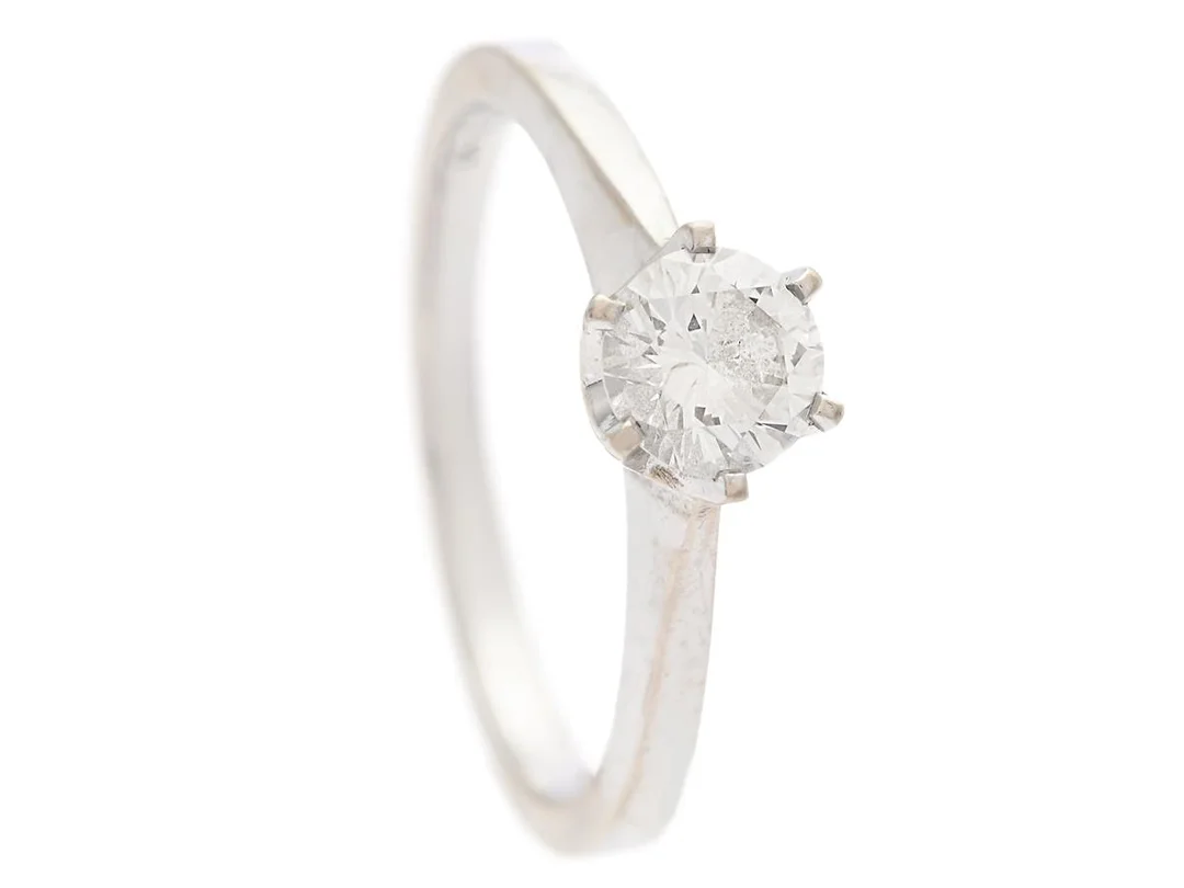 ENSTENSRING, 18K vitguld, briljantslipad diamant 0,50 ct enligt gravyr, ca W/SI, stl 17,25 mm, vikt 3,4 g. — Smycken/Enstensring — Kaplans