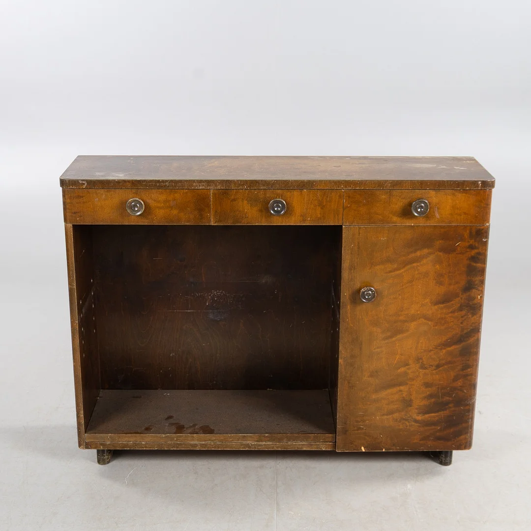 BOKHYLLA, fanerad i björk, 1900-talets första hälft. — Chests of drawers — Stockholms Auktionsverk Helsingborg