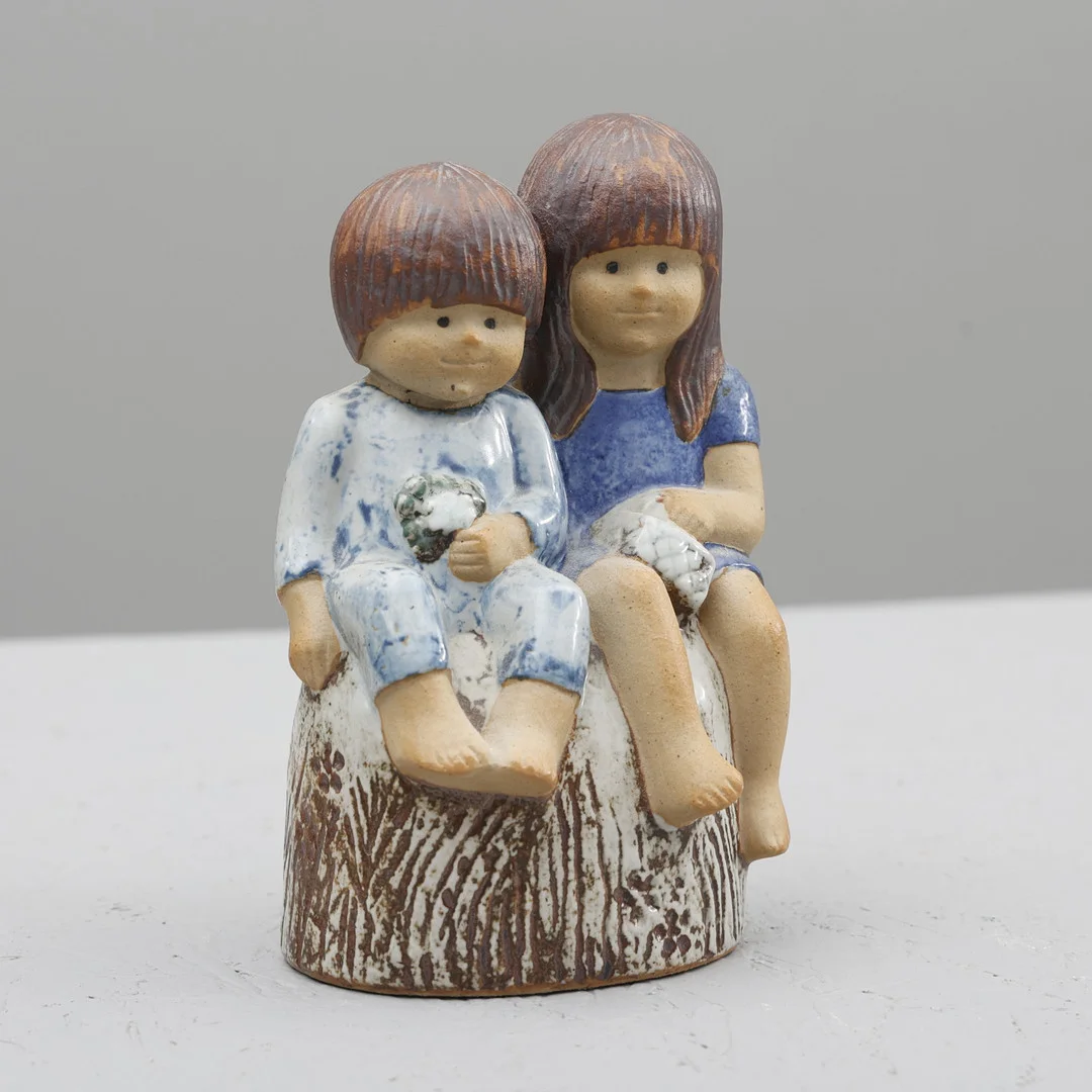 LISA LARSON. Figurin, stengods, "Syskon", K-studio Gustavsberg. — European — Södermanlands Auktionsverk