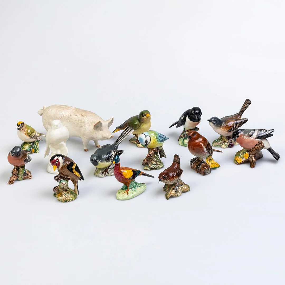 A BESWICK PIG "CHAMPION WALL BOY" AND A COLLECTION OF BESWICK GARDEN BIRDS. — European — Griffin’s Auctioneers