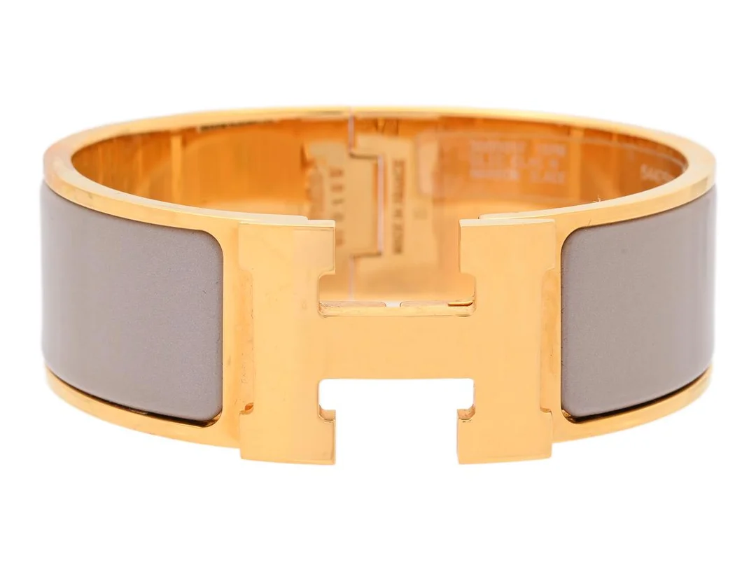 HERMÈS, ARMRING, Clic Clac H Bracelet, beige emalj, guldfärgade beslag, bredd 2 cm, diameter 5 cm, originalkvitto från 2020, smyckespåse, originalask. Very Good Condition. — Smycken/Armring — Kaplans