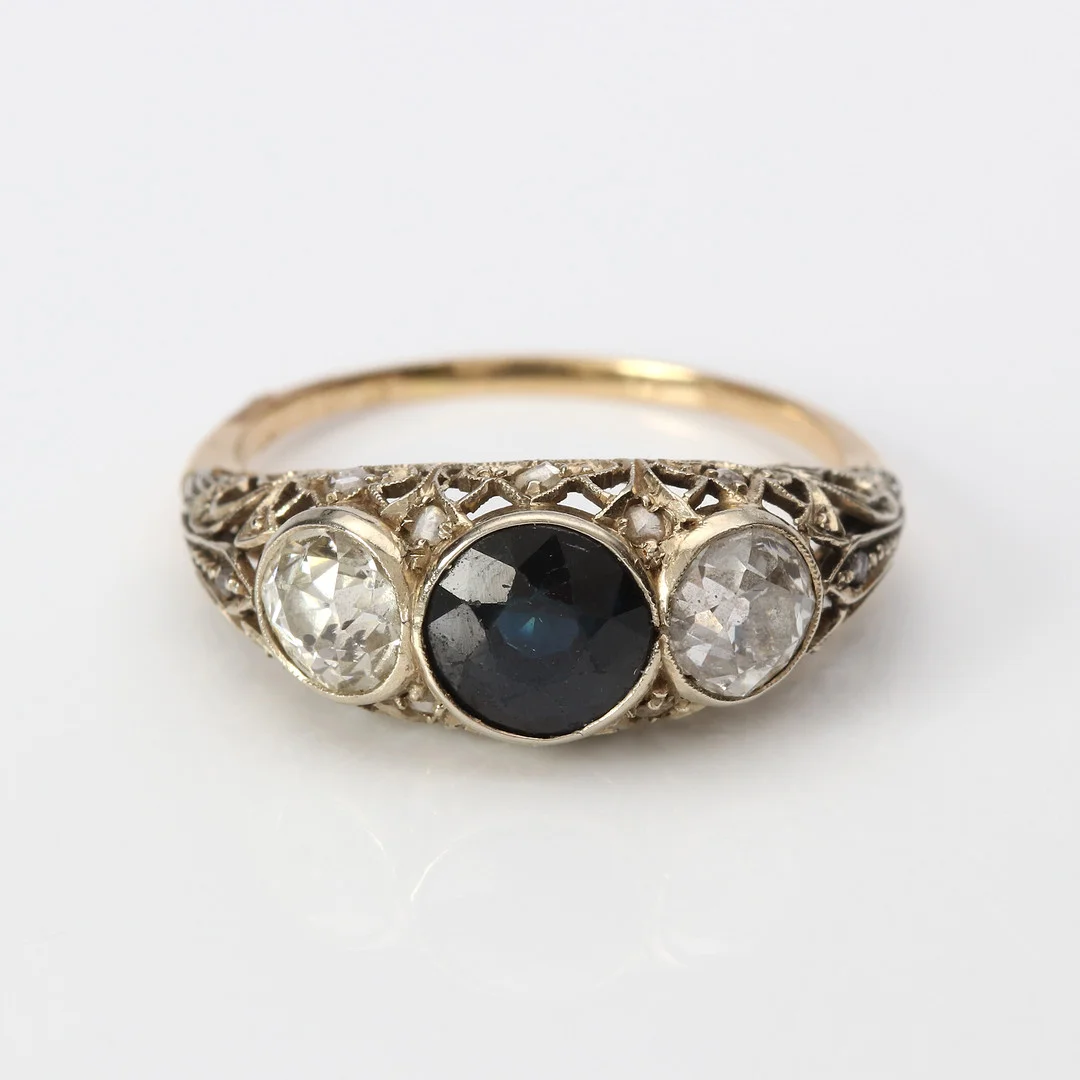 SAFIR & DIAMANTRING 18K. — Rings — Skånes Auktionsverk