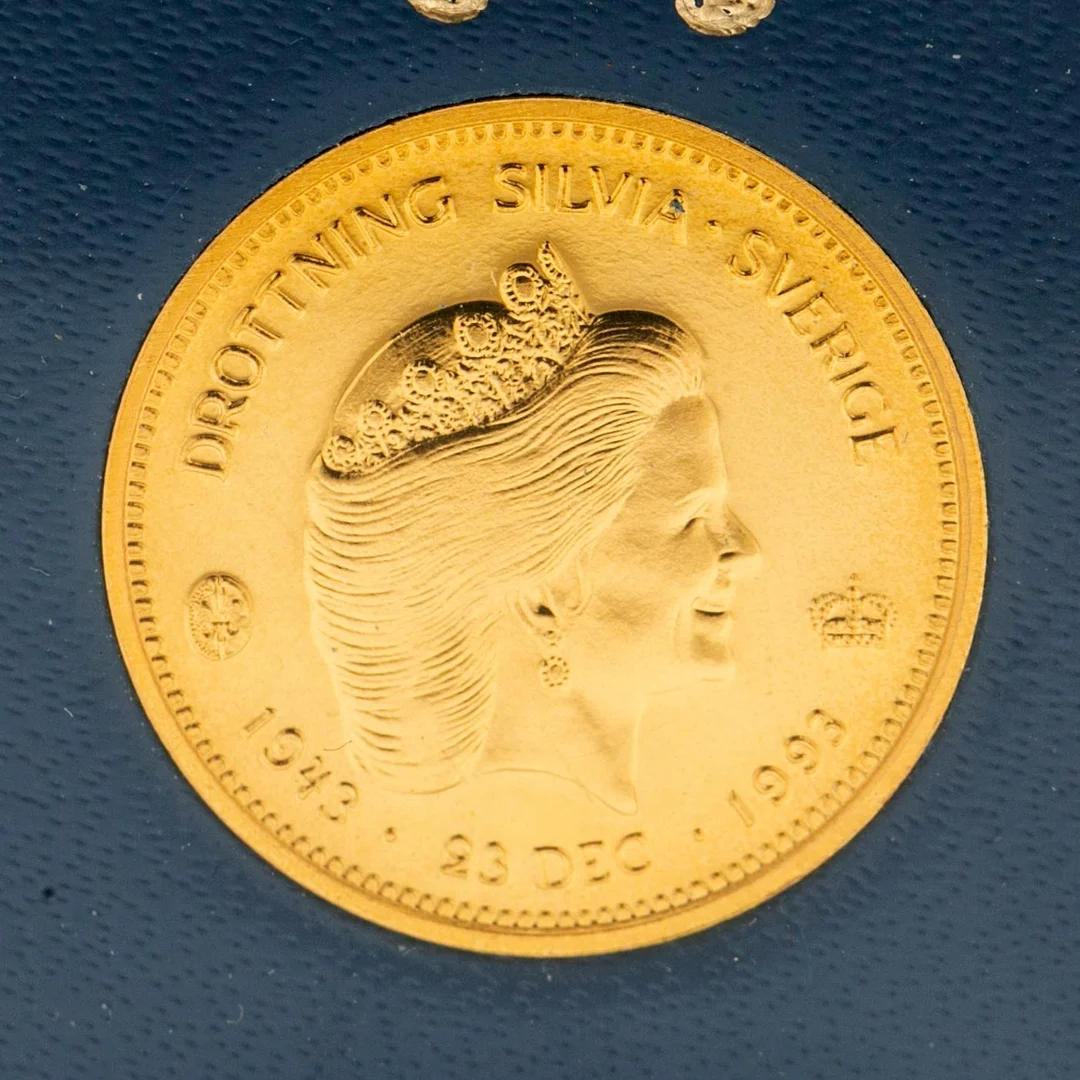 Guldmynt, 21,6 k, Drottning Silvia, "1000 kr", Sveriges Riksbank, 1993. — Militaria/Mynt — Bukowskis