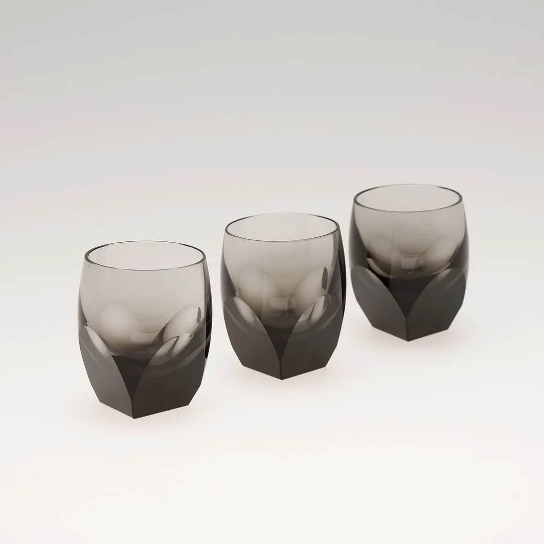 MOSER. shotglas, 3 st, rökfärgat glas. — Utility glass — Auktionsbyrån Varberg