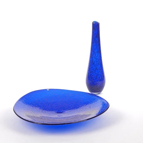 ERIKA HÖGLUND. Vas. Fat. Konstglas Målerås signerade. — Art glass — RA Auktionsverket Norrköping