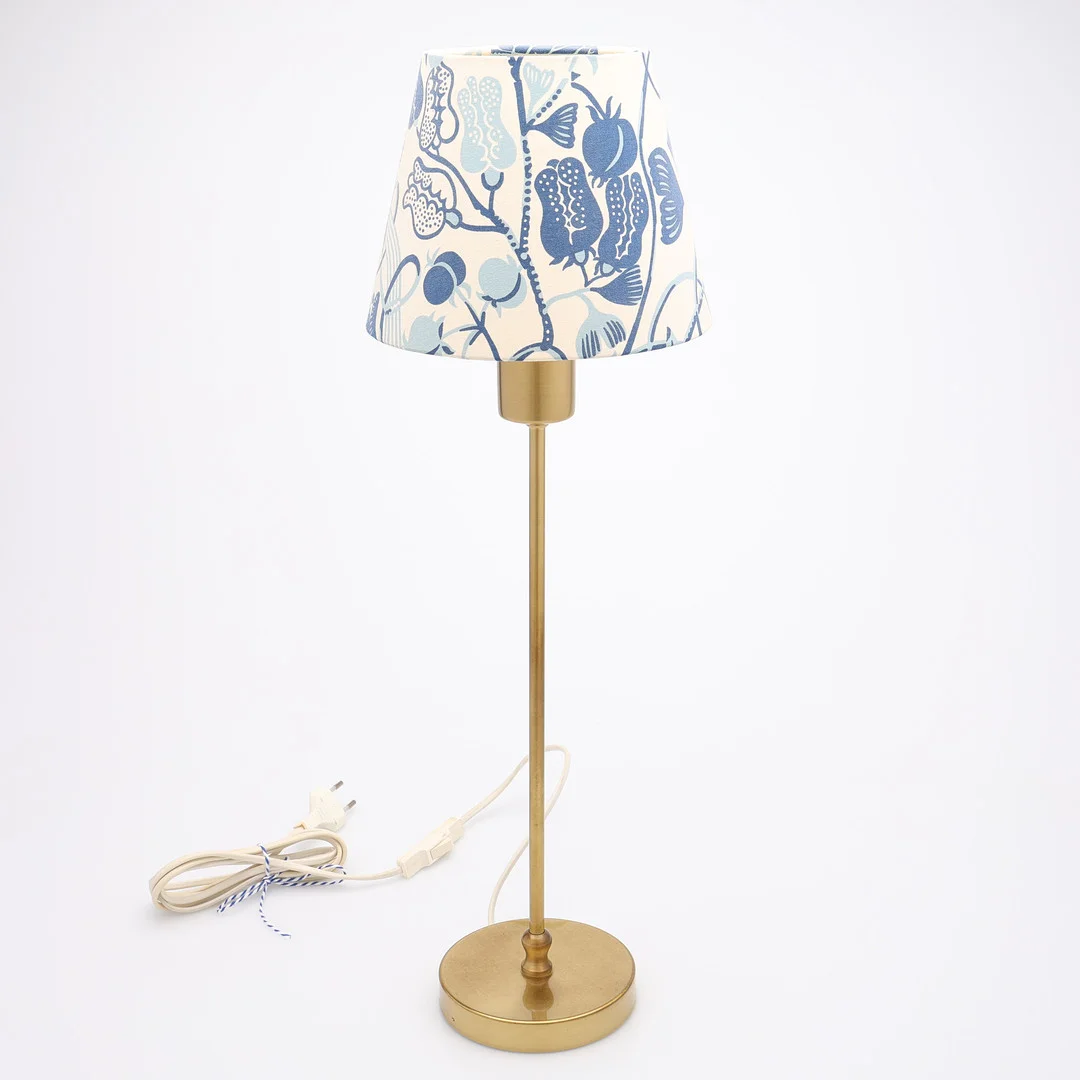JOSEF FRANK. BORDSLAMPA, MÄSSING, MODELL 2332, LAMPSKÄRM "LA PLATA", FIRMA SVENSKT TENN. — Table Lamps — Crafoord Auktioner Lund
