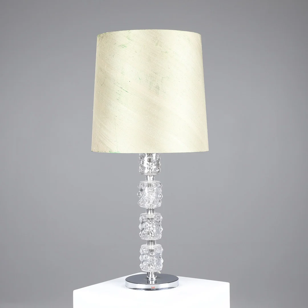 KOSTA. Bordlampe af glas og forkromet stål, 1960'erne. — Table Lamps — Bidstrup Auktioner