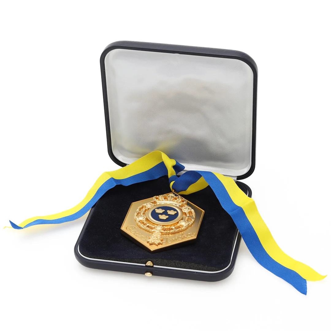 COURIR BRICKA, förgylld metall, etui. — Orders & Medals — Auktionsmagasinet Vänersborg