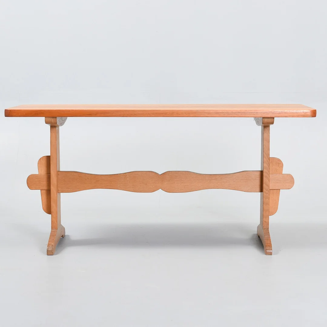 DANSK SNEDKERMESTER. Sofabord, bordplade af teak og stel af eg. Fra midten af det 20. århundrede. — Tables — Sørensen Auktioner