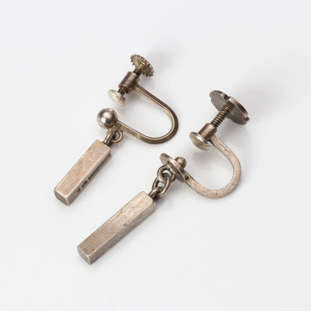 ÖRHÄNGEN, TVÅ ST. Sterlingsilver, Wiwen Nilsson, Lund 1952 och Mattson & Olsson, Malmö 1966. — Earrings — Skånes Auktionsverk