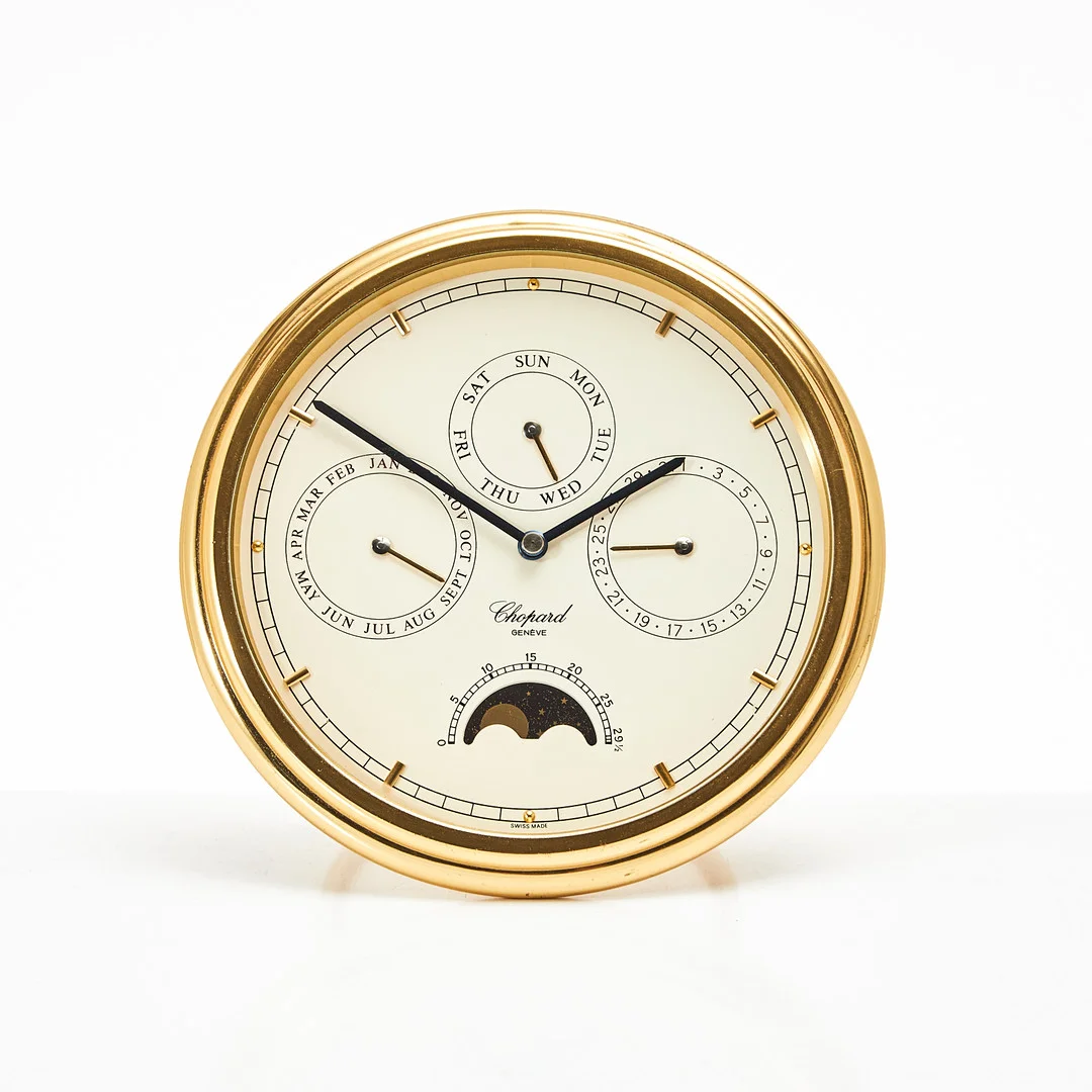 CHOPARD, bordsur, Luna D´oro, mässing. — Mantel clocks — Stockholms Auktionsverk Magasin 5