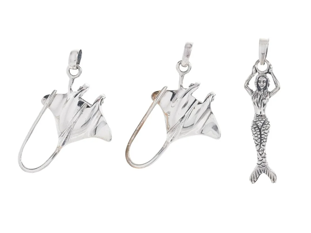 SMYCKESET, 3 st hängen, sterlingsilver, havsmotiv, höjd ca 1,5 cm/3,5 cm, vikt 12,0 g. — Smycken/Smyckeset — Kaplans