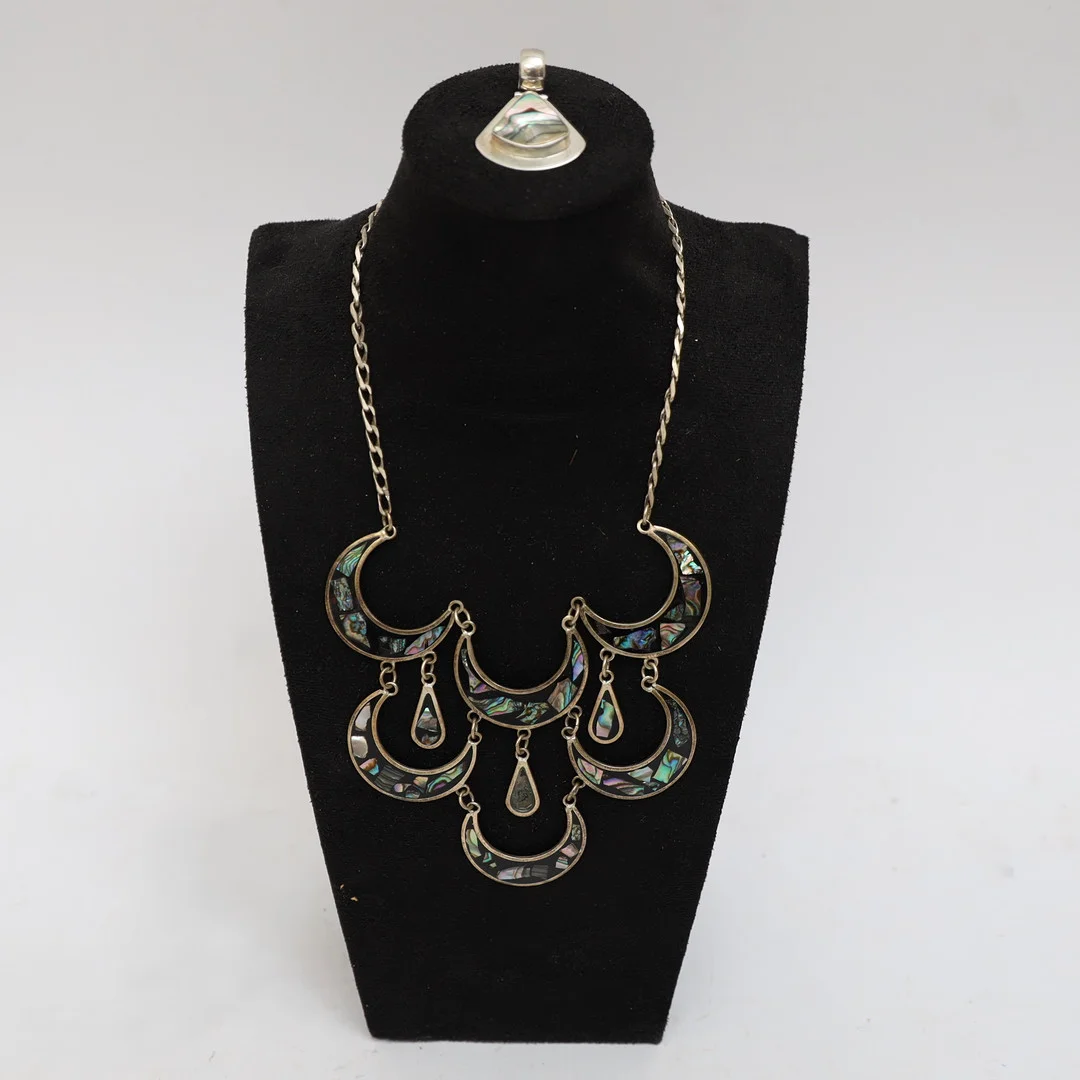 HALSBAND SAMT HÄNGE, Mexico, delvis i silver med inläggningar av pärlemor. — Necklace — Falun Auktionsbyrå