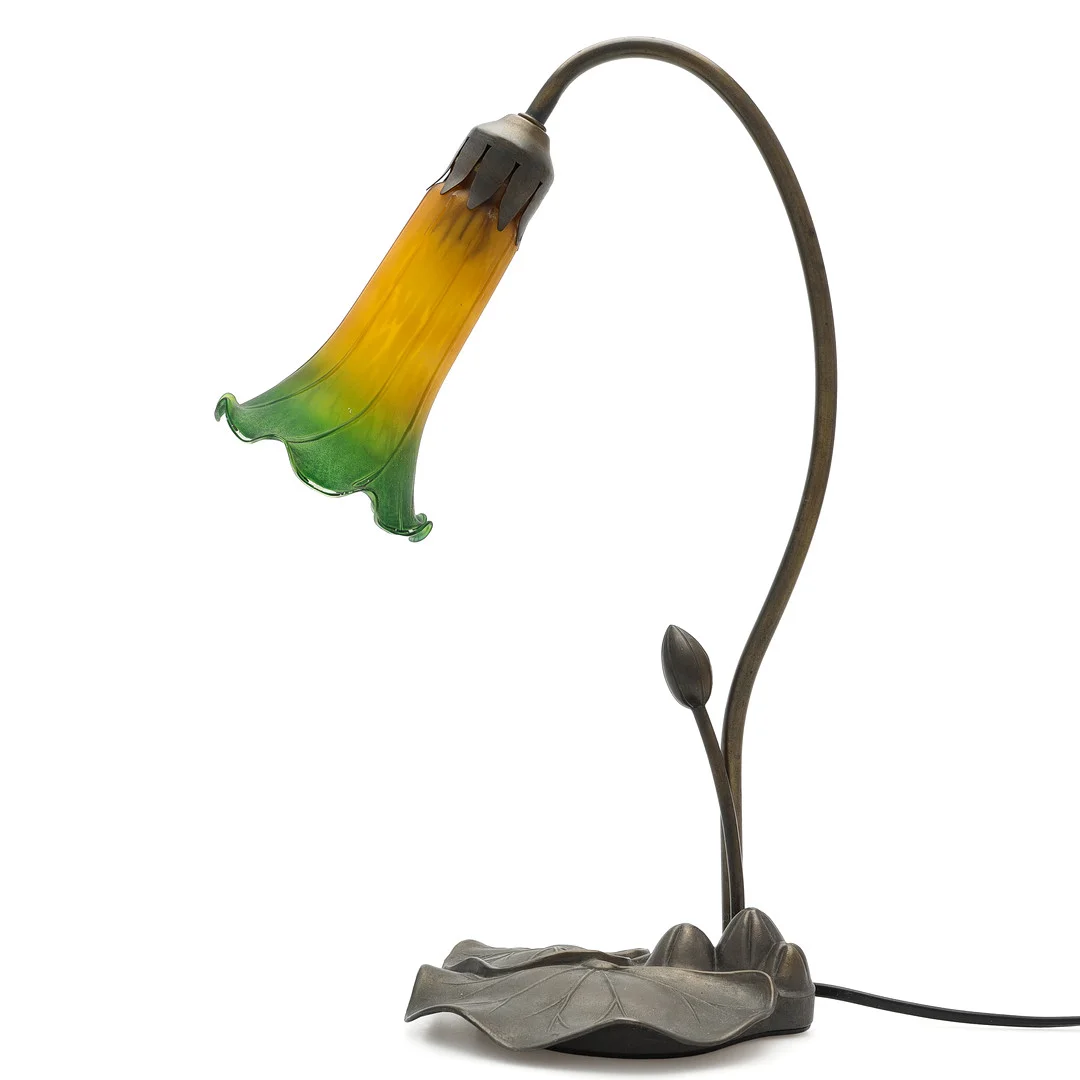BORDSLAMPA, metall och glas, tiffany stil, 1900-tal. — Table Lamps — Auktionsmagasinet Vänersborg